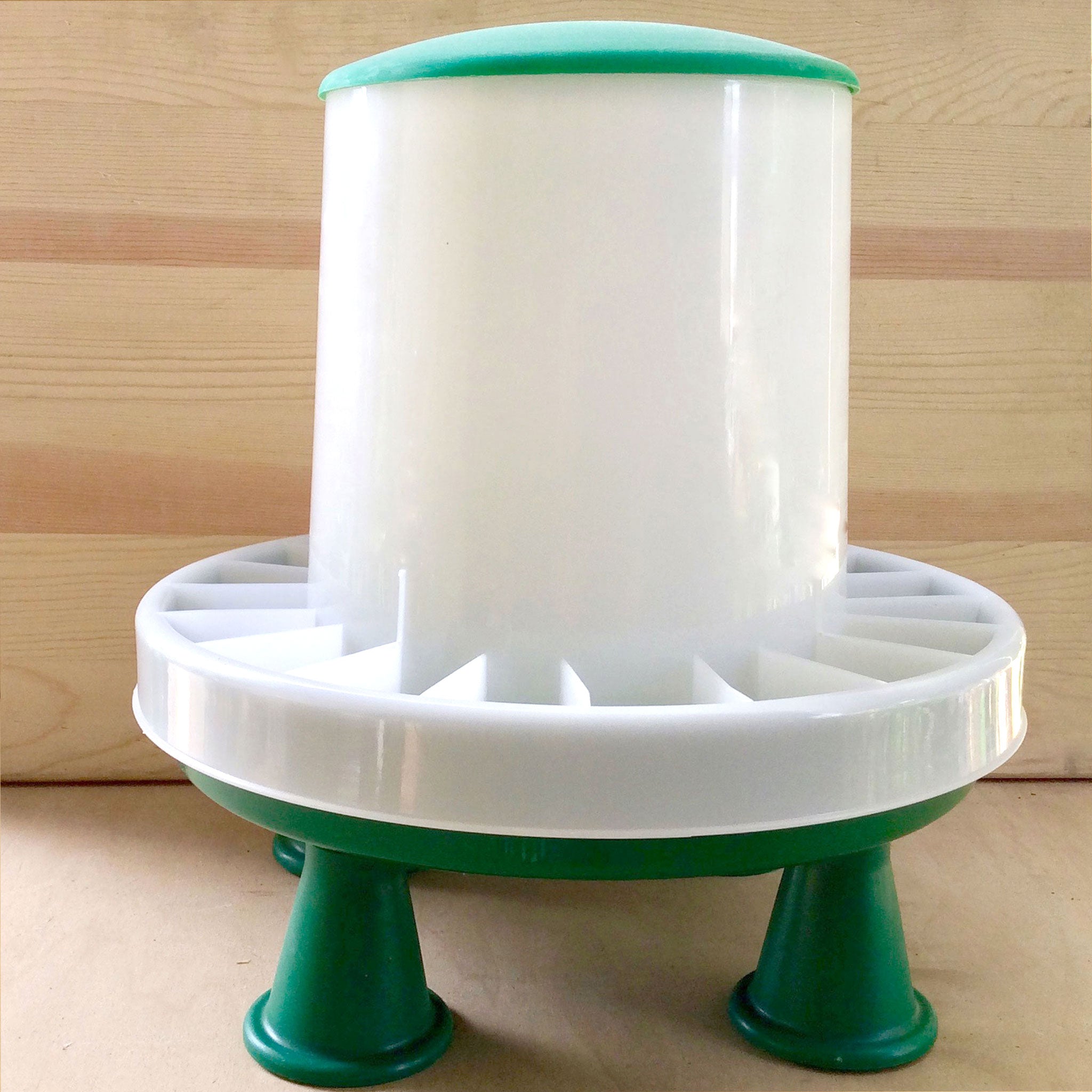 Green Feeder with detachable legs - 2 sizes - holds 6lbs and 13lbs